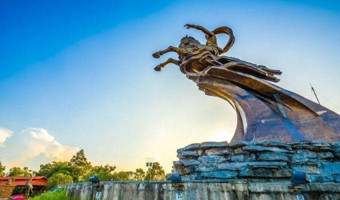 Tượng đài Thánh Gióng